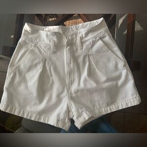 Levi’s Mom High Rise Pleated Shorts Size 30 White